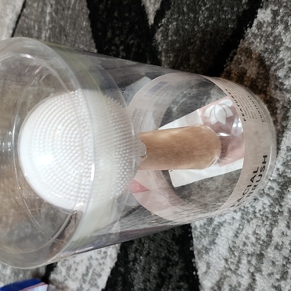 ROSE GOLD COMPACT MIRROR FACIAL CLEANSING BRUSH DELUXE EYELASH CURIER BUNDLE - Picture 9 of 14